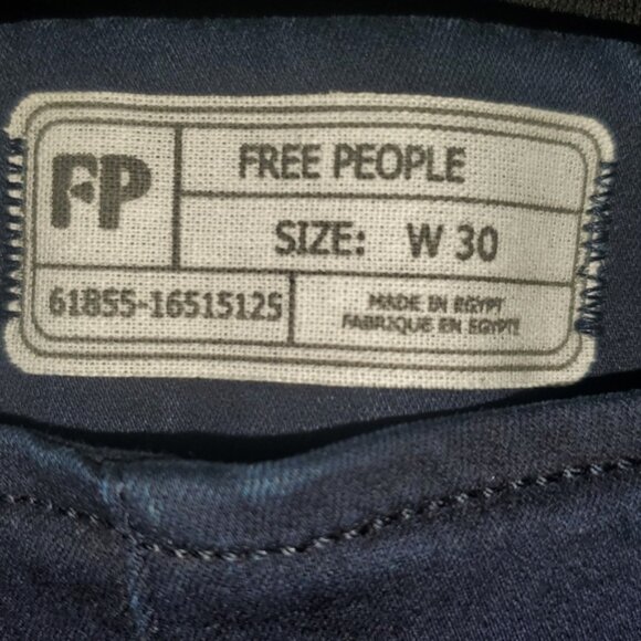 FREE people stretch straight leg Jean. Raw HEM. 30 × 27 - Picture 5 of 5